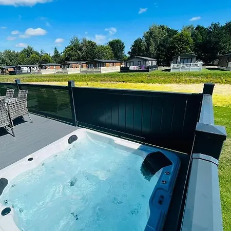 Laburnum Lodge With Hot Tub York Exterior photo