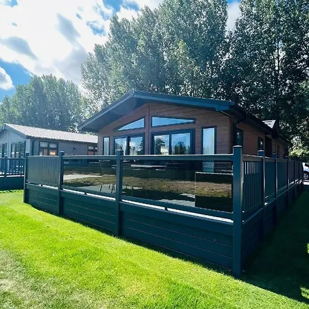 Laburnum Lodge With Hot Tub York Exterior photo