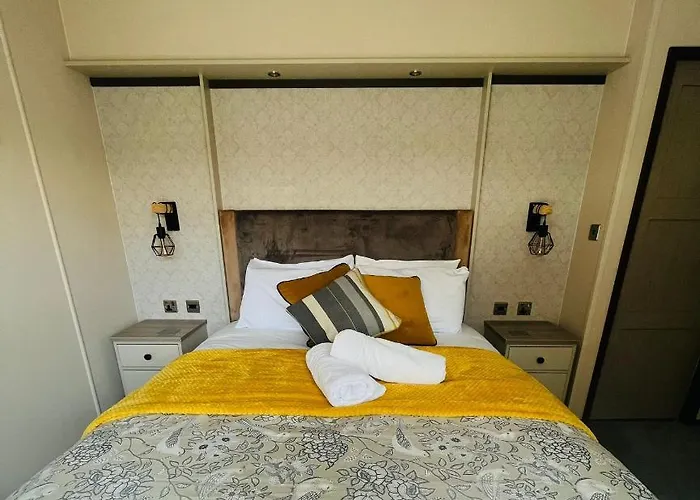 Laburnum Lodge With Hot Tub