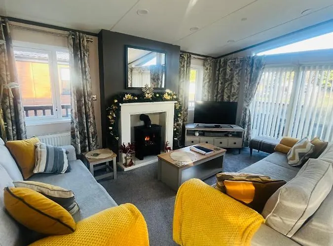 Laburnum Lodge With Hot Tub