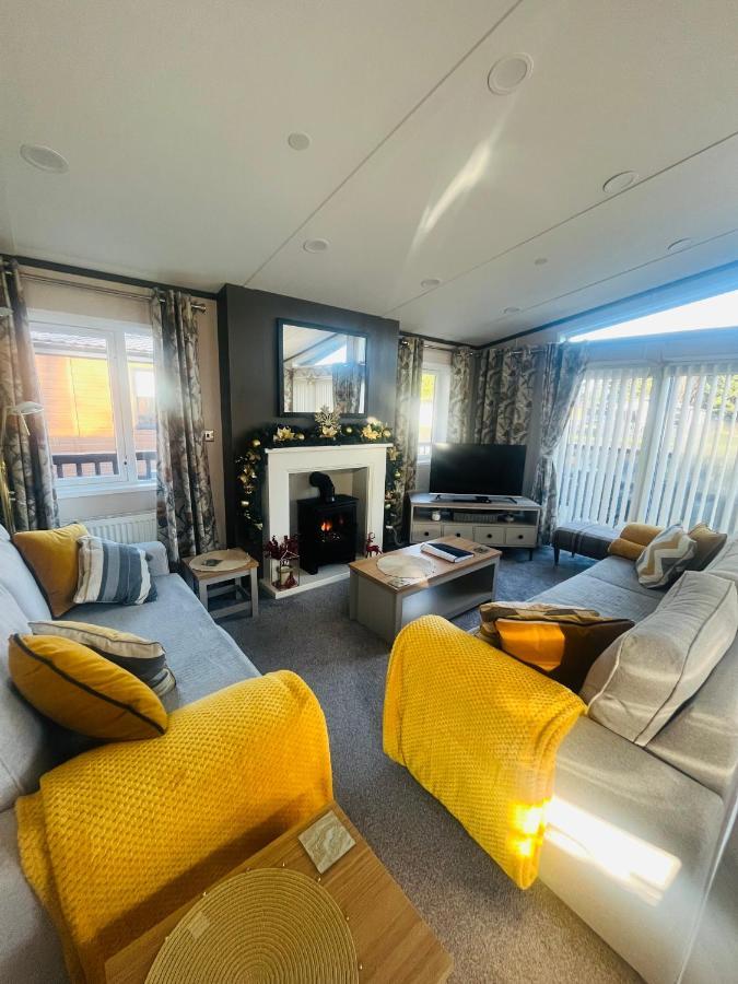 Laburnum With Hot Tub Holiday home